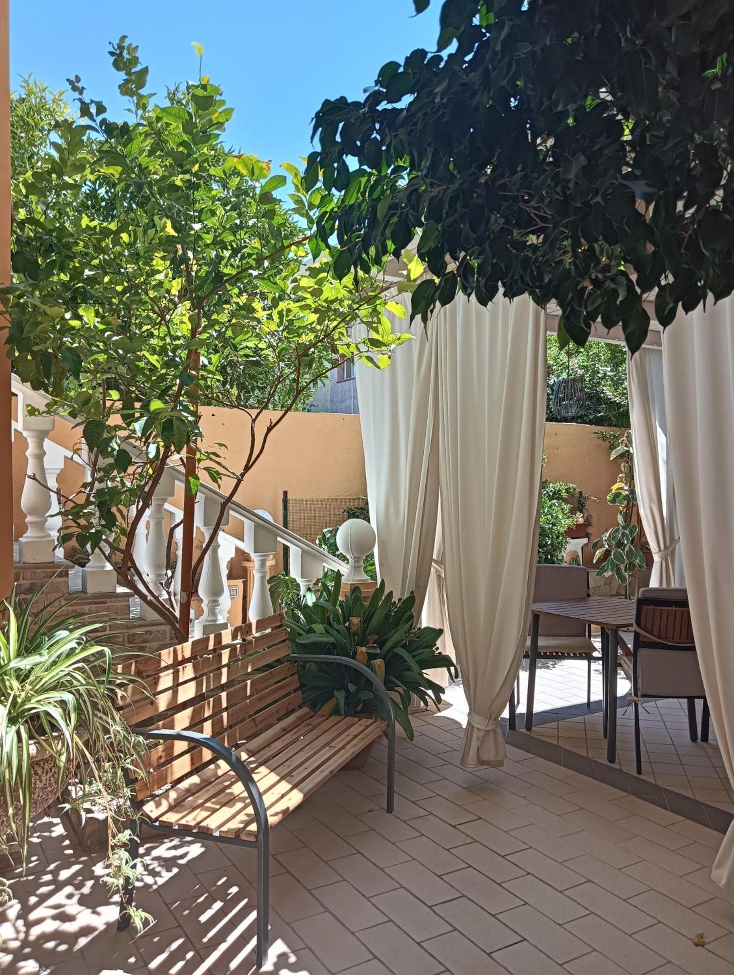 Bed and Breakfast Domos Le Due Tuie Piscinas Exterior foto