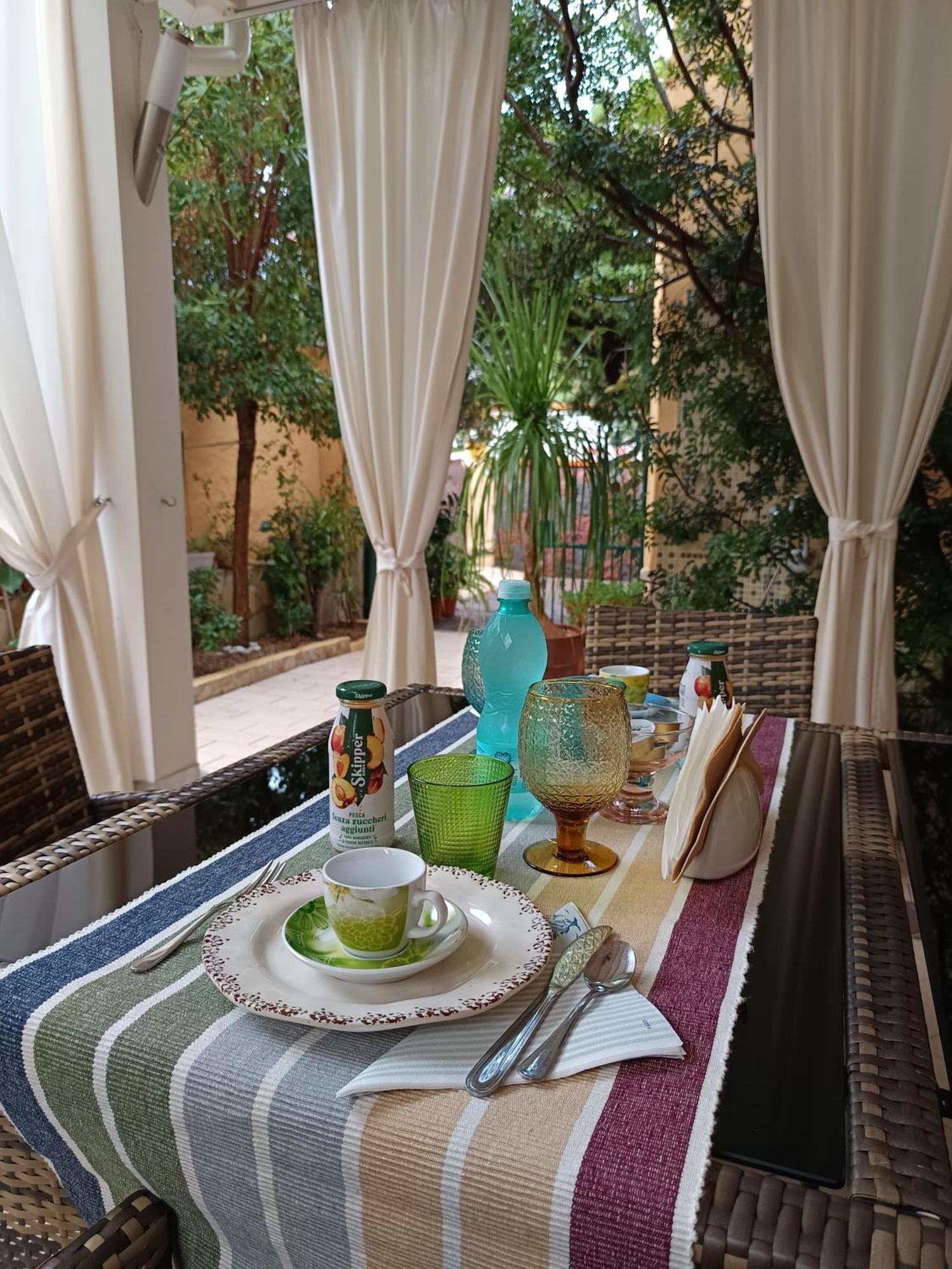 Bed and Breakfast Domos Le Due Tuie Piscinas Exterior foto